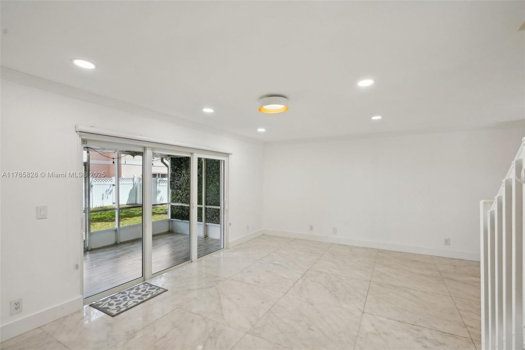 Vendido Recientemente: $449,000 (3 camas, 2 baños, 1361 Pies cuadrados)