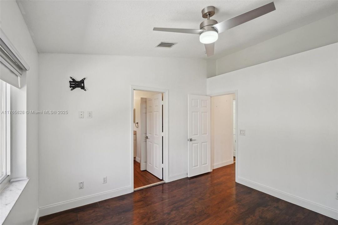 Vendido Recientemente: $449,000 (3 camas, 2 baños, 1361 Pies cuadrados)