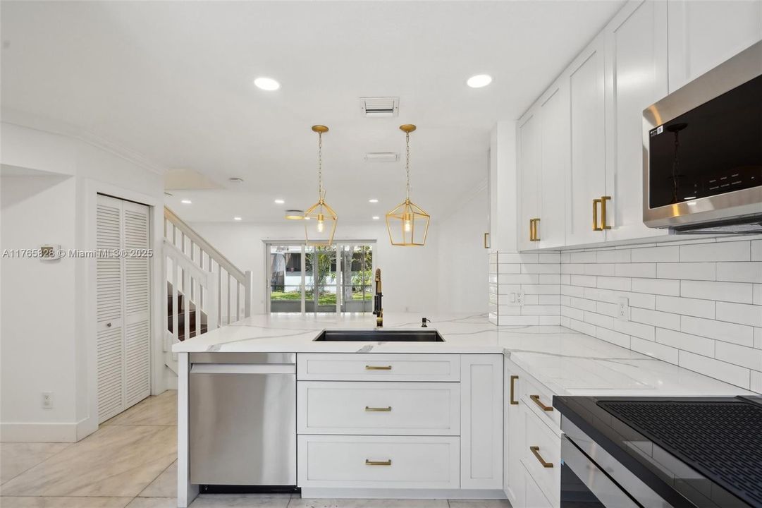 Vendido Recientemente: $449,000 (3 camas, 2 baños, 1361 Pies cuadrados)