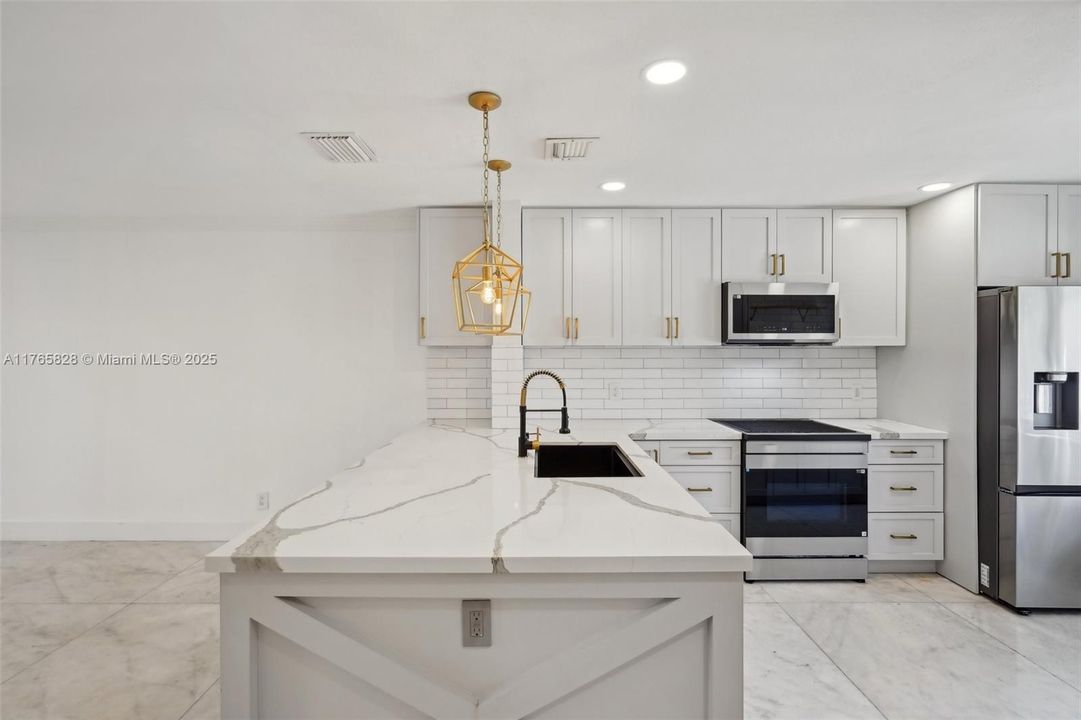 Vendido Recientemente: $449,000 (3 camas, 2 baños, 1361 Pies cuadrados)