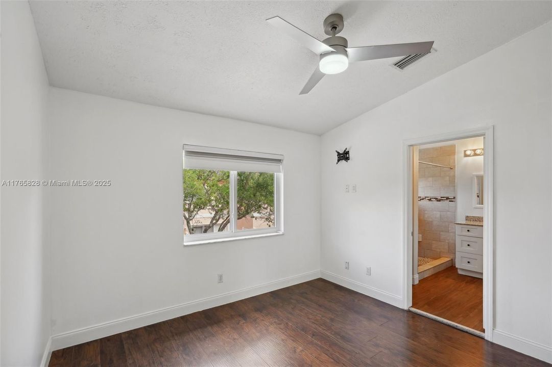 Vendido Recientemente: $449,000 (3 camas, 2 baños, 1361 Pies cuadrados)