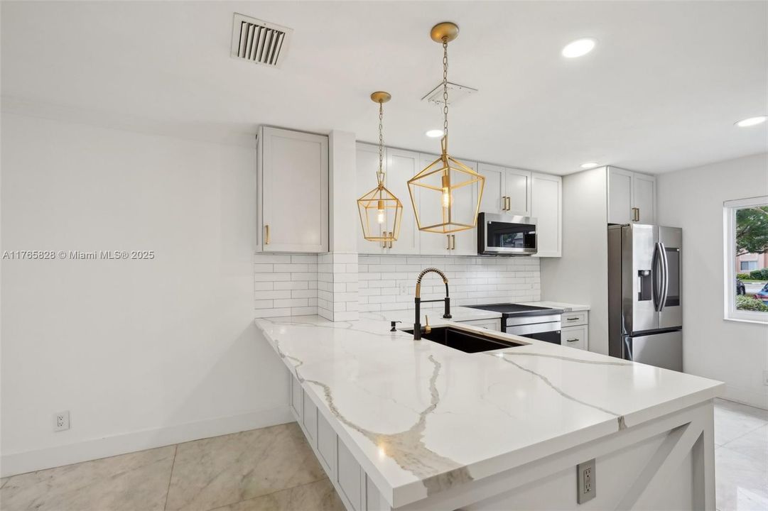 Vendido Recientemente: $449,000 (3 camas, 2 baños, 1361 Pies cuadrados)