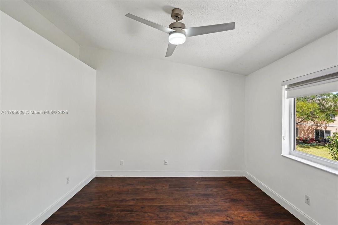 Vendido Recientemente: $449,000 (3 camas, 2 baños, 1361 Pies cuadrados)