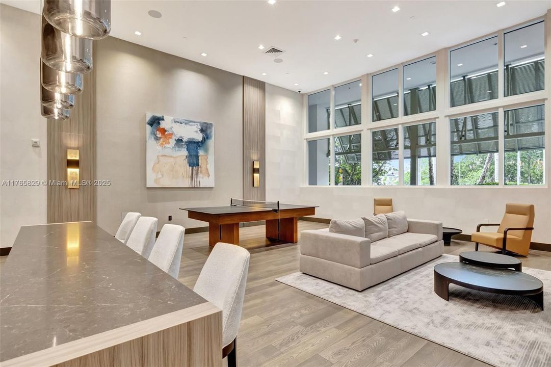 Vendido Recientemente: $2,750,000 (3 camas, 3 baños, 2608 Pies cuadrados)