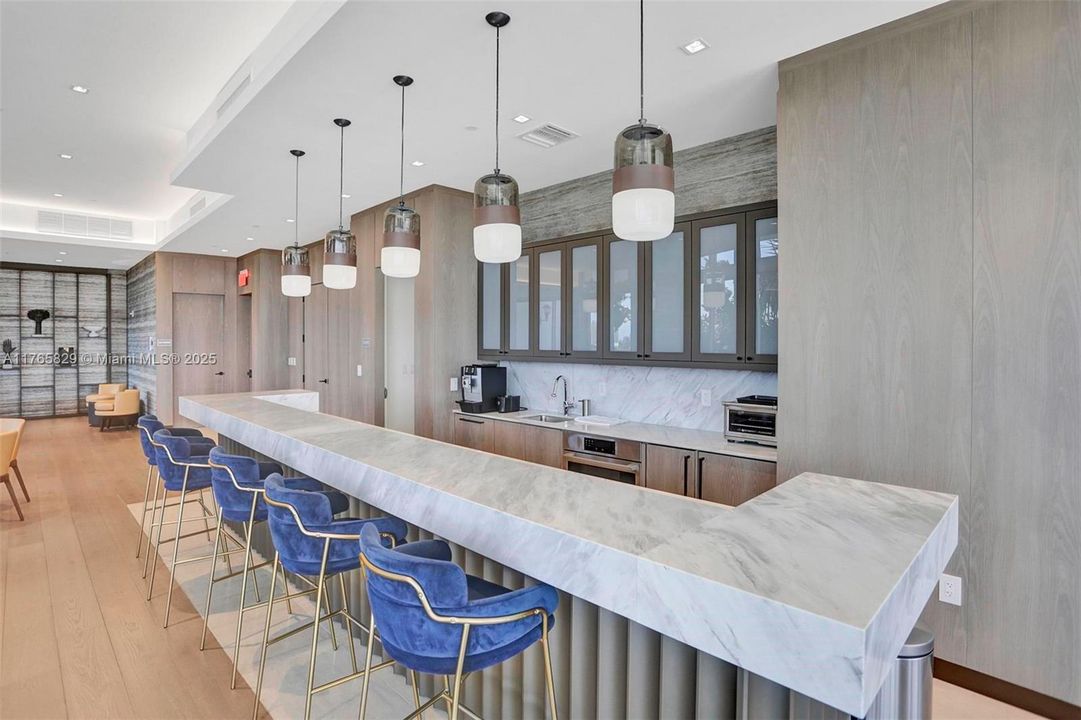 Vendido Recientemente: $2,750,000 (3 camas, 3 baños, 2608 Pies cuadrados)