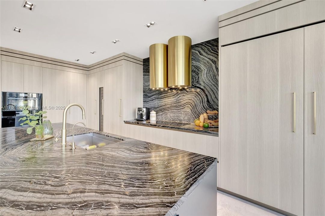 Vendido Recientemente: $2,750,000 (3 camas, 3 baños, 2608 Pies cuadrados)