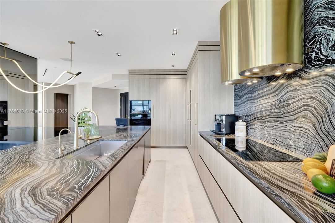 Vendido Recientemente: $2,750,000 (3 camas, 3 baños, 2608 Pies cuadrados)