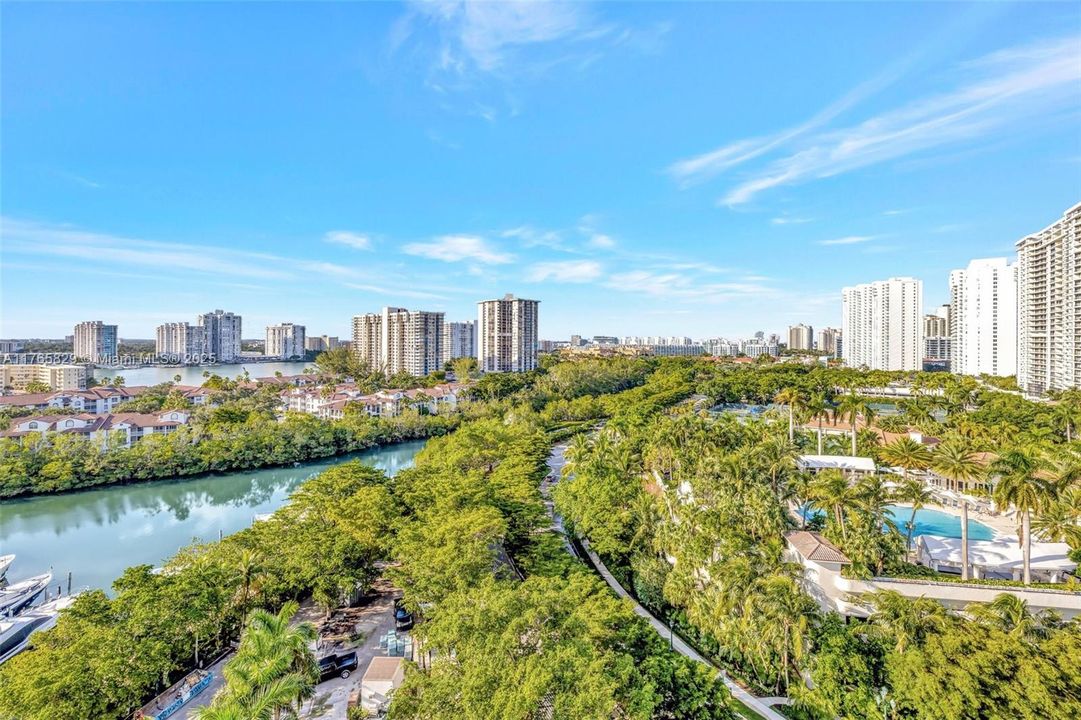 Vendido Recientemente: $2,750,000 (3 camas, 3 baños, 2608 Pies cuadrados)