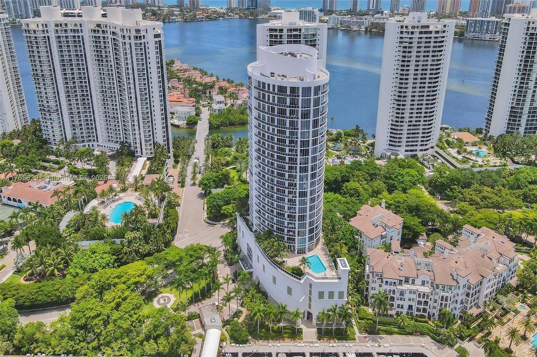 Vendido Recientemente: $2,750,000 (3 camas, 3 baños, 2608 Pies cuadrados)