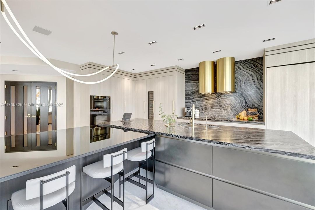 Vendido Recientemente: $2,750,000 (3 camas, 3 baños, 2608 Pies cuadrados)