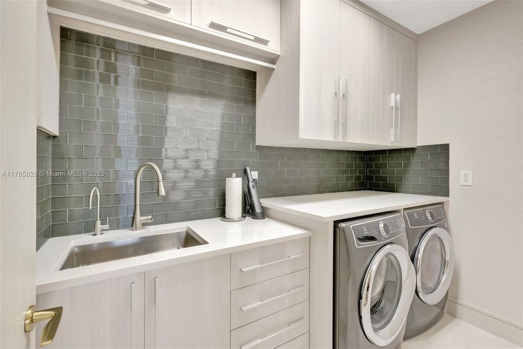 Vendido Recientemente: $2,750,000 (3 camas, 3 baños, 2608 Pies cuadrados)