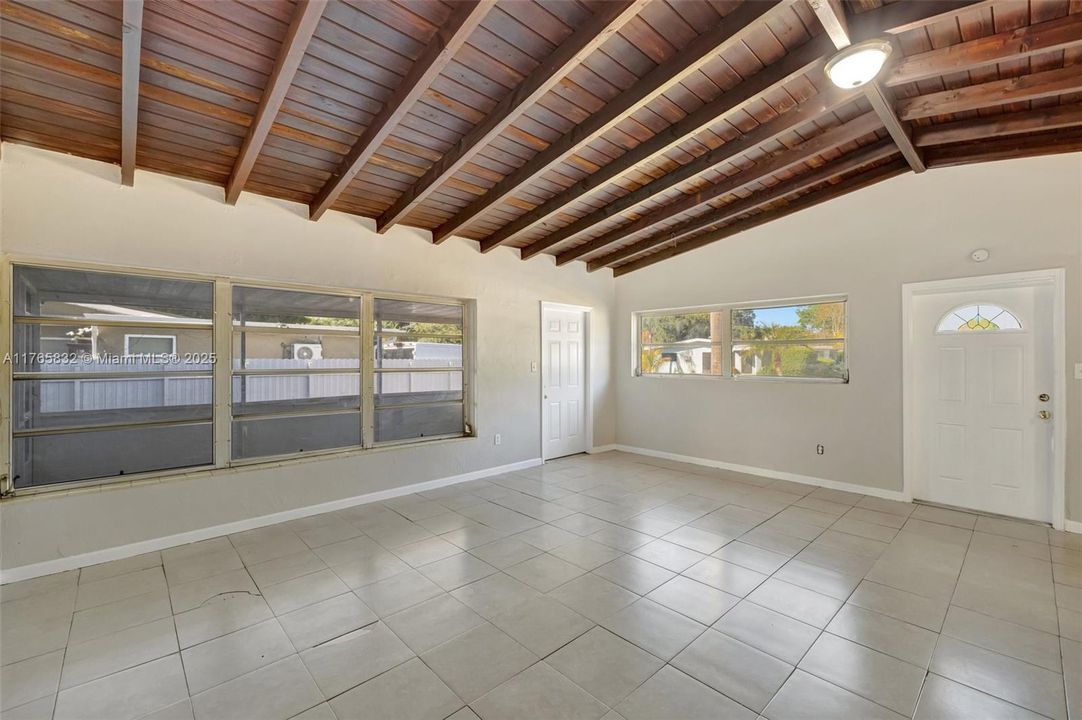 最近售出: $319,900 (2 贝兹, 1 浴室, 1220 平方英尺)