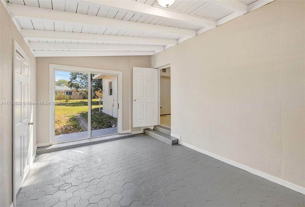 最近售出: $319,900 (2 贝兹, 1 浴室, 1220 平方英尺)