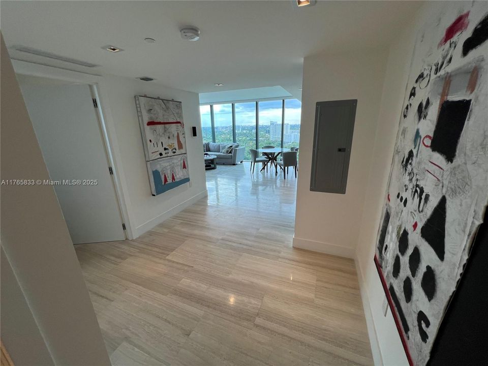 For Sale: $950,000 (1 beds, 1 baths, 788 Square Feet)
