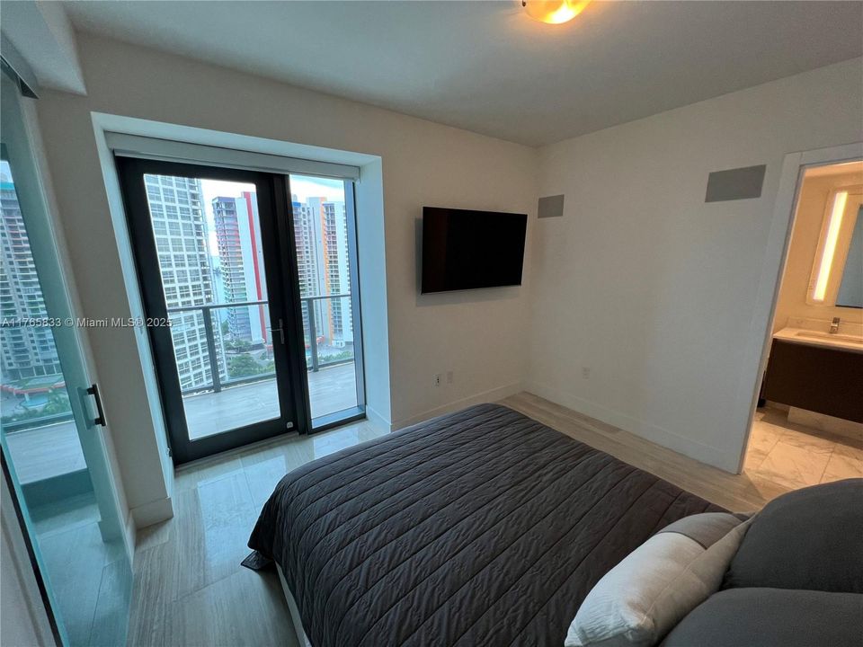 For Sale: $950,000 (1 beds, 1 baths, 788 Square Feet)