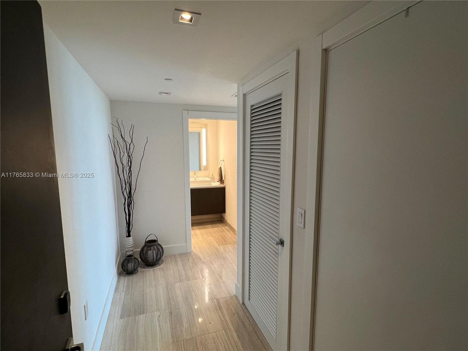 For Sale: $950,000 (1 beds, 1 baths, 788 Square Feet)
