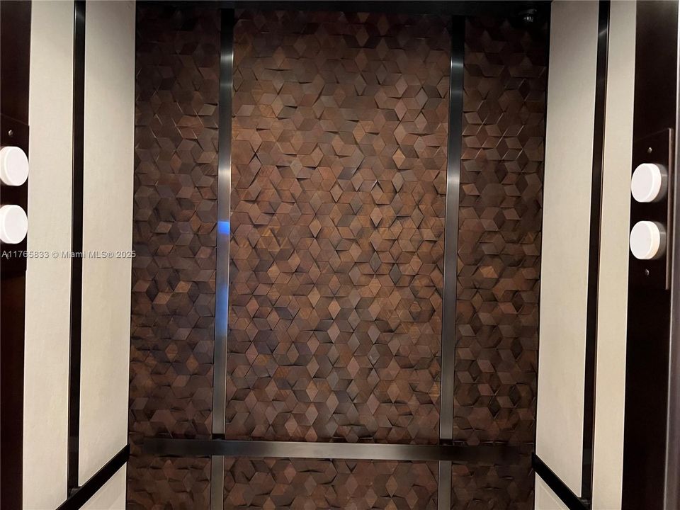 For Sale: $950,000 (1 beds, 1 baths, 788 Square Feet)