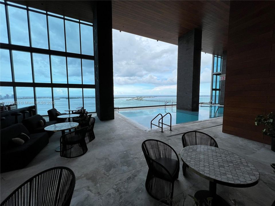 For Sale: $950,000 (1 beds, 1 baths, 788 Square Feet)