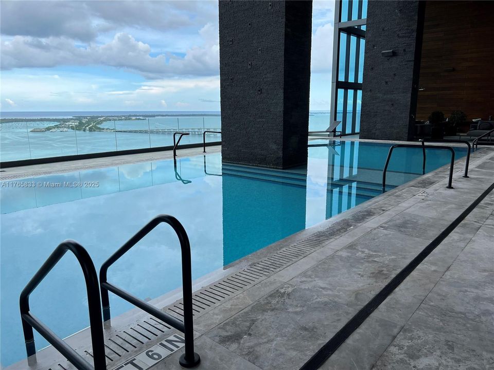 For Sale: $950,000 (1 beds, 1 baths, 788 Square Feet)