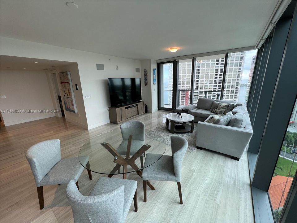 For Sale: $950,000 (1 beds, 1 baths, 788 Square Feet)