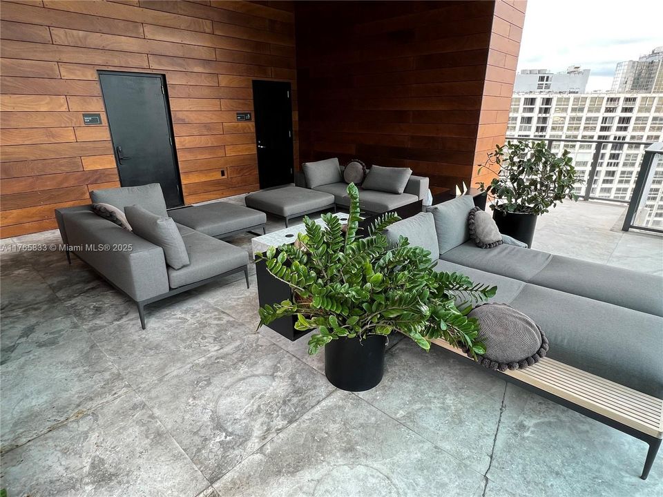 For Sale: $950,000 (1 beds, 1 baths, 788 Square Feet)