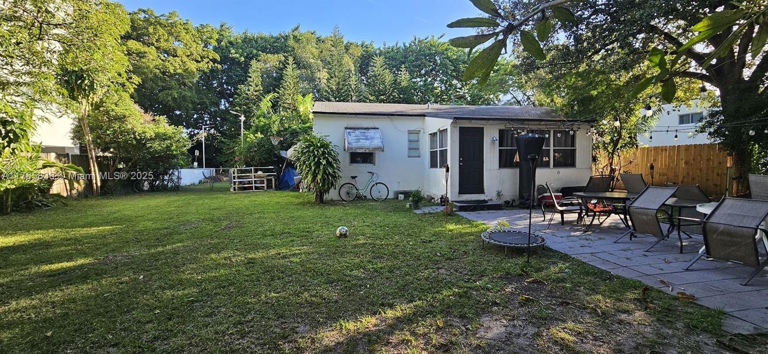 Recently Sold: $719,500 (3 beds, 2 baths, 1396 Square Feet)