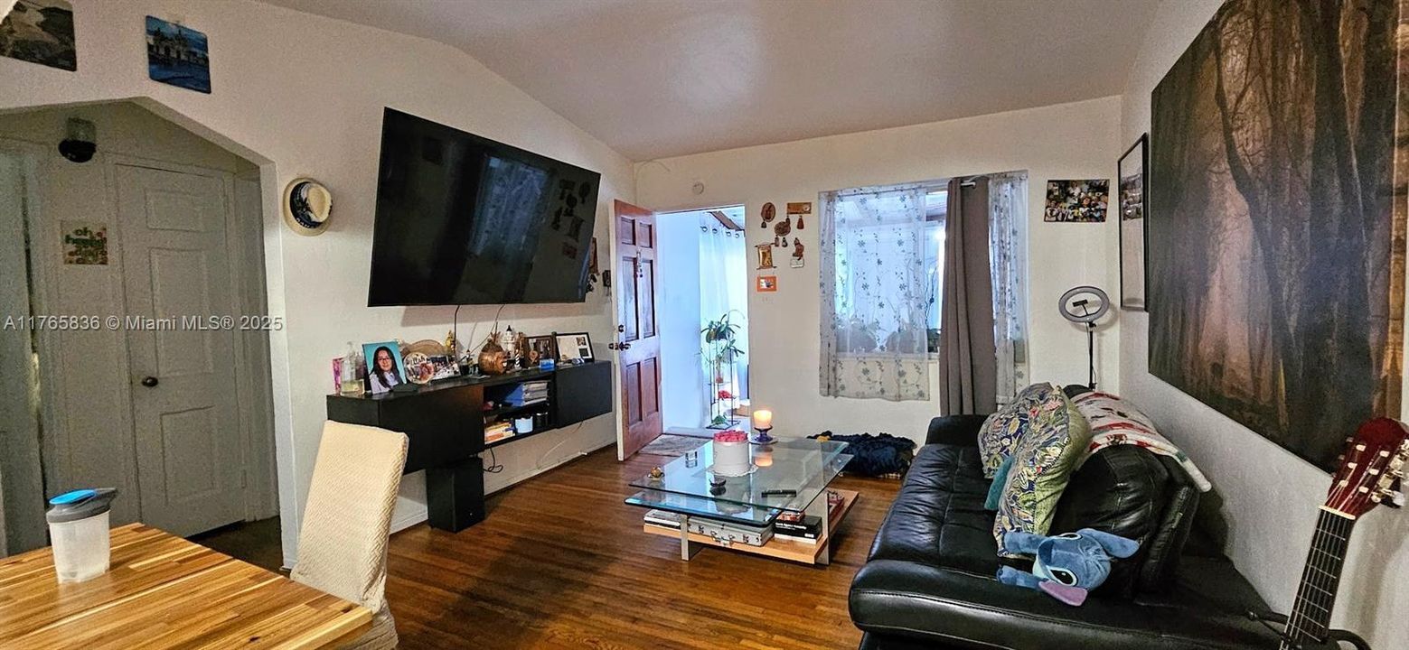 Recently Sold: $719,500 (3 beds, 2 baths, 1396 Square Feet)