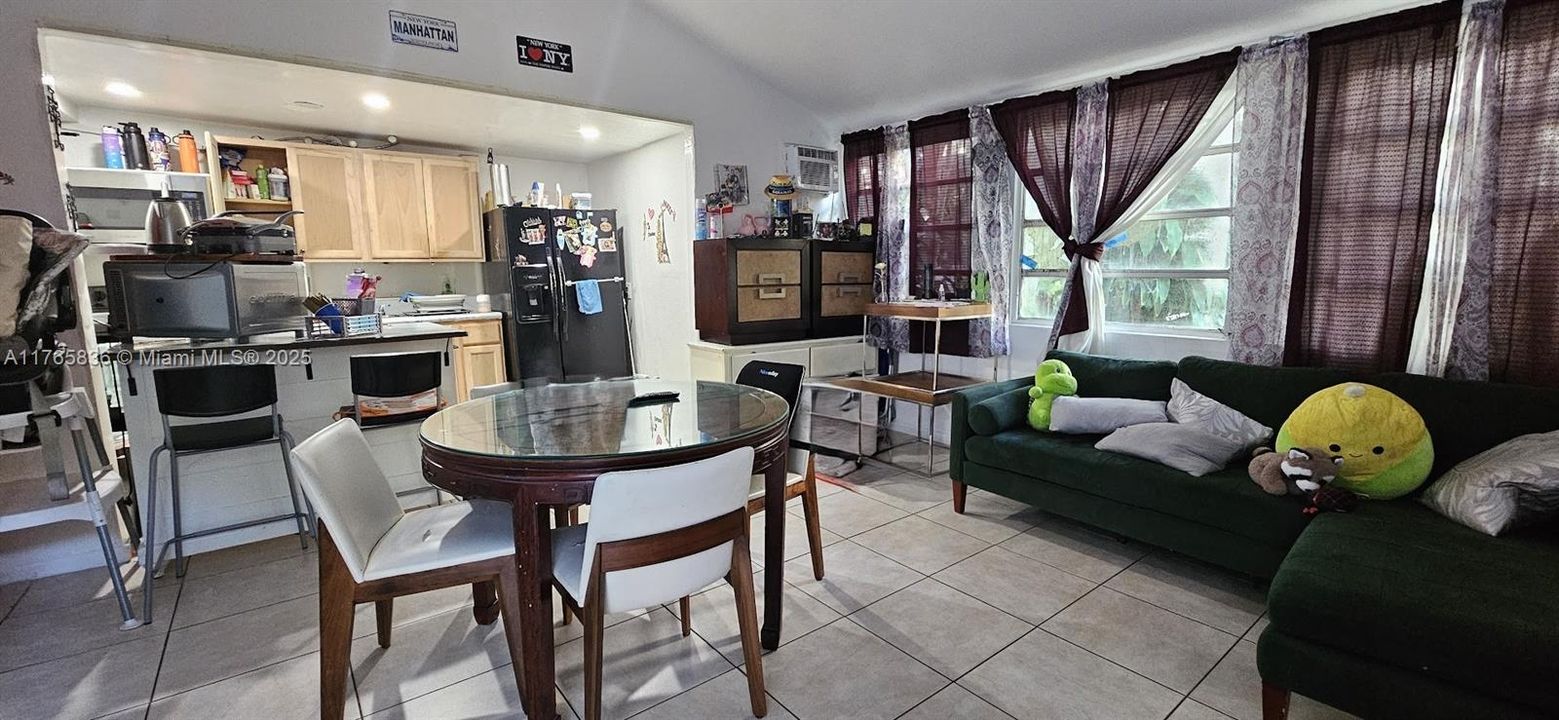 Recently Sold: $719,500 (3 beds, 2 baths, 1396 Square Feet)