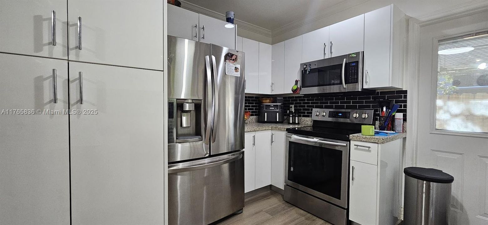 Recently Sold: $719,500 (3 beds, 2 baths, 1396 Square Feet)