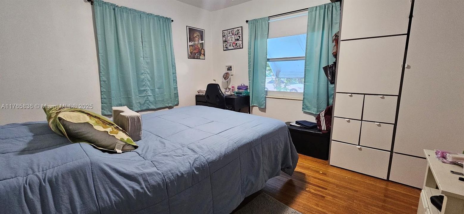 Recently Sold: $719,500 (3 beds, 2 baths, 1396 Square Feet)