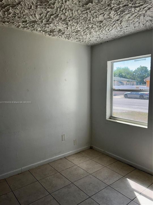 Active With Contract: $190,000 (2 beds, 1 baths, 788 Square Feet)