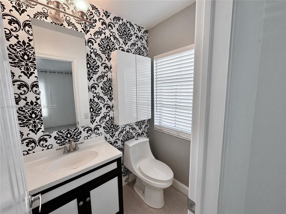 待售: $165,000 (2 贝兹, 1 浴室, 875 平方英尺)