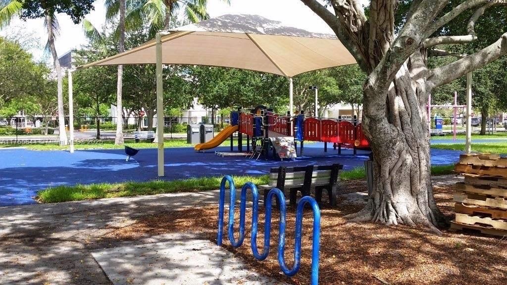 待售: $165,000 (2 贝兹, 1 浴室, 875 平方英尺)