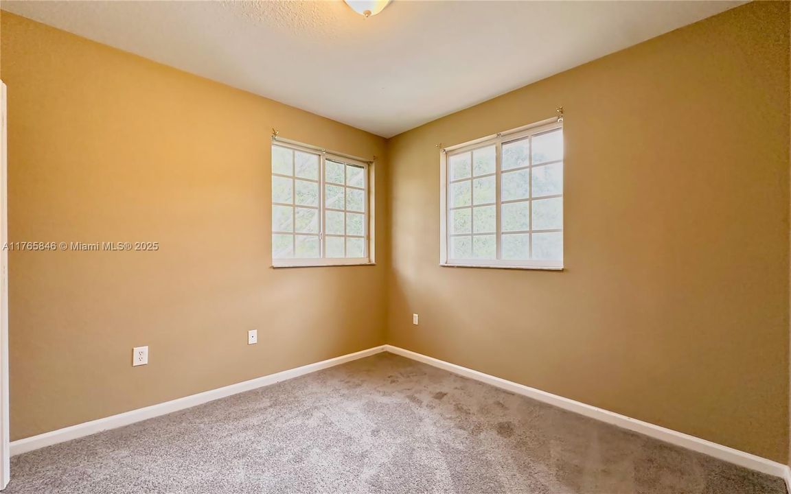 Recently Sold: $415,000 (4 beds, 3 baths, 1716 Square Feet)