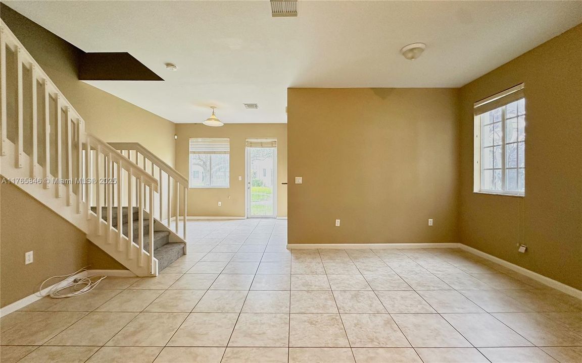 Recently Sold: $415,000 (4 beds, 3 baths, 1716 Square Feet)