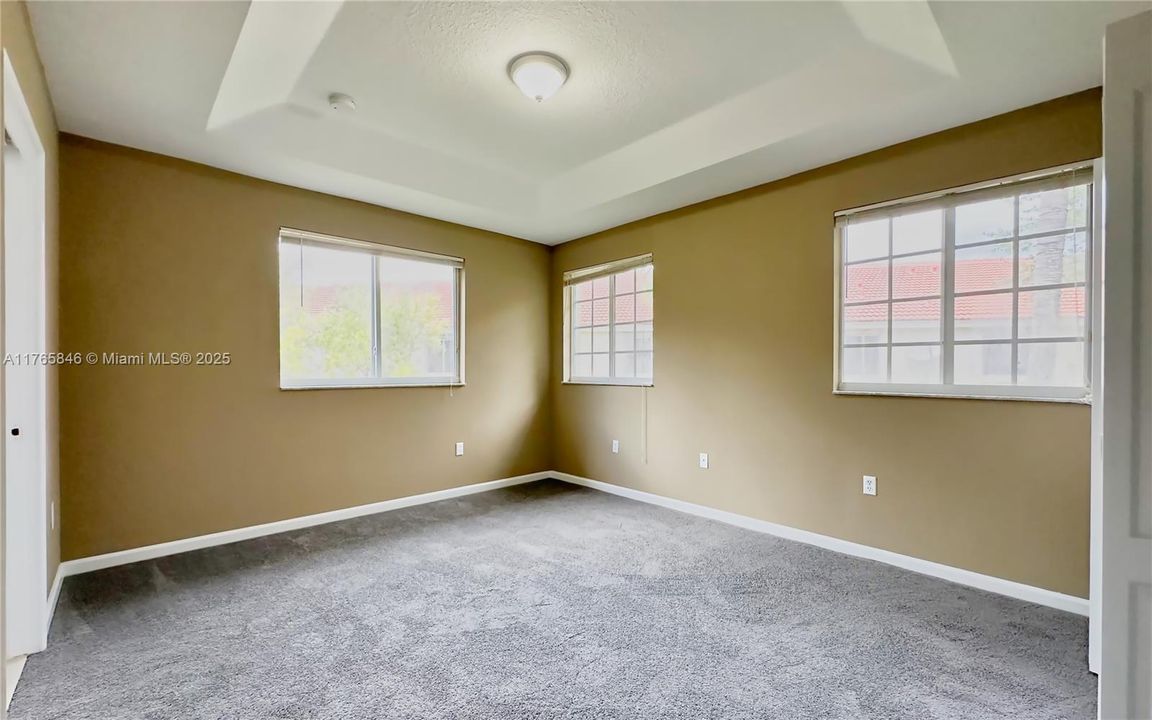 Recently Sold: $415,000 (4 beds, 3 baths, 1716 Square Feet)