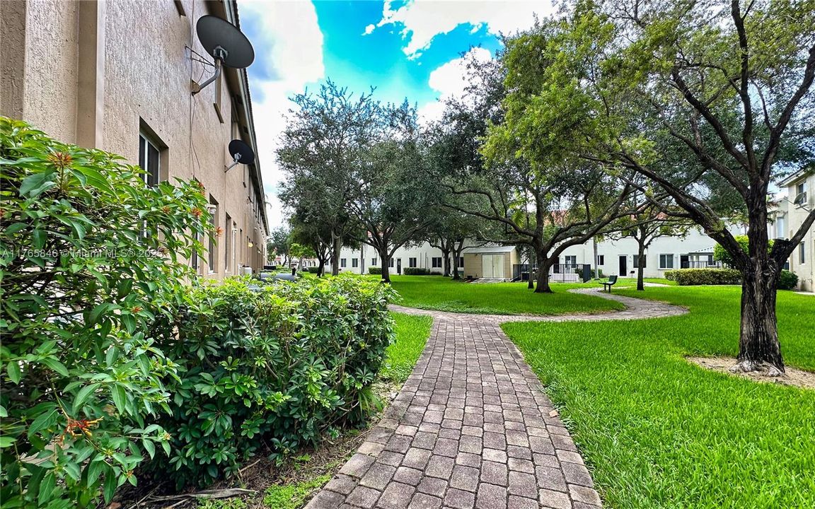 Recently Sold: $415,000 (4 beds, 3 baths, 1716 Square Feet)