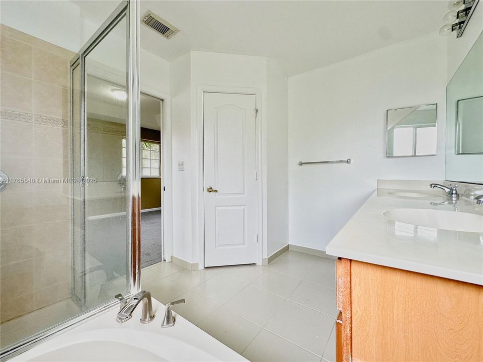 Recently Sold: $415,000 (4 beds, 3 baths, 1716 Square Feet)