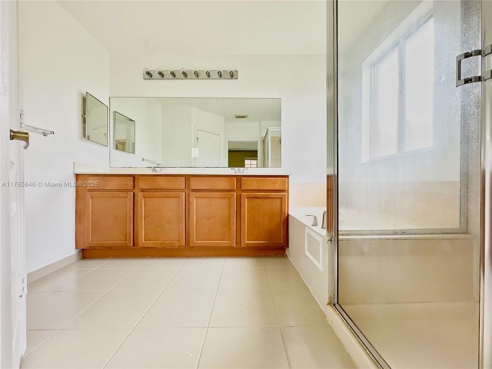 Recently Sold: $415,000 (4 beds, 3 baths, 1716 Square Feet)