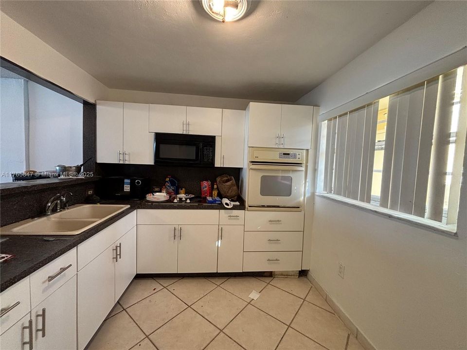 For Sale: $225,000 (1 beds, 1 baths, 799 Square Feet)