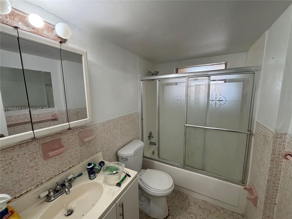For Sale: $225,000 (1 beds, 1 baths, 799 Square Feet)