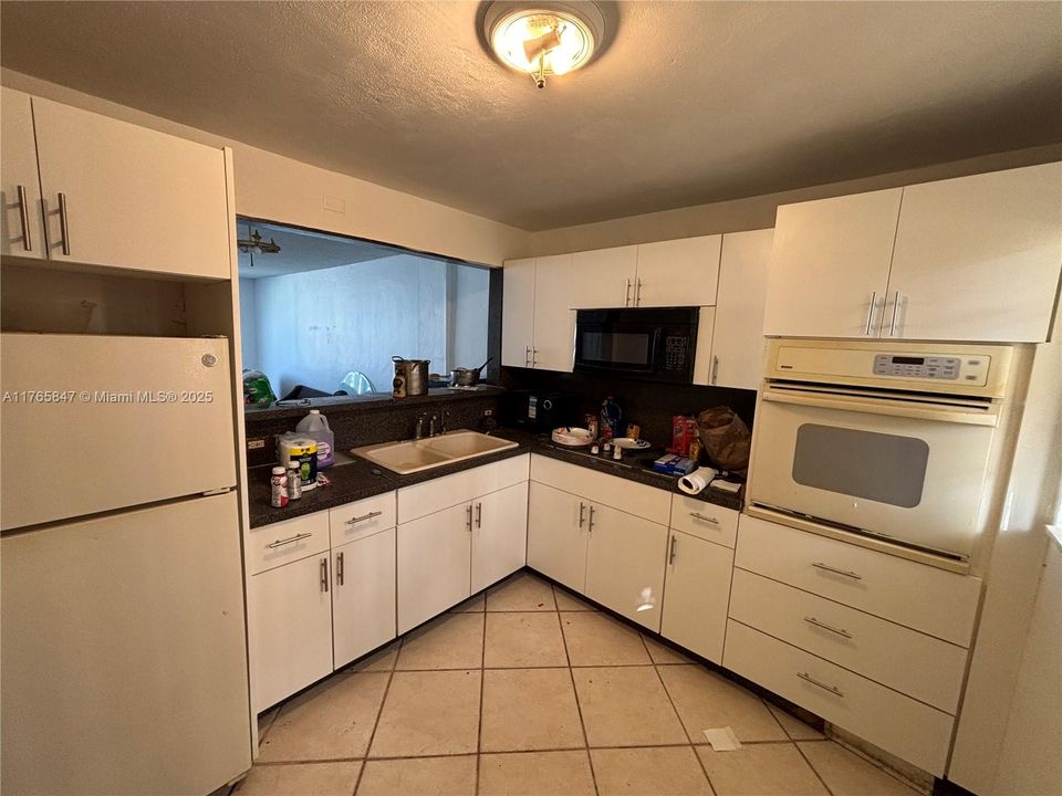 For Sale: $225,000 (1 beds, 1 baths, 799 Square Feet)