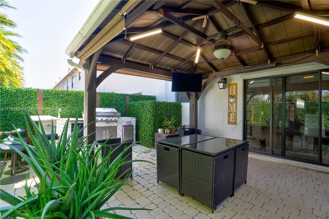 Recently Sold: $675,000 (4 beds, 2 baths, 1793 Square Feet)