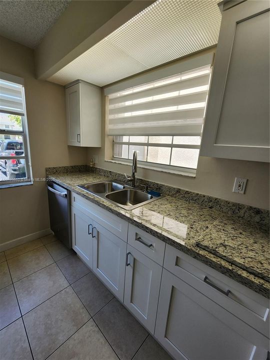 最近租的: $2,000 (2 贝兹, 2 浴室, 1070 平方英尺)