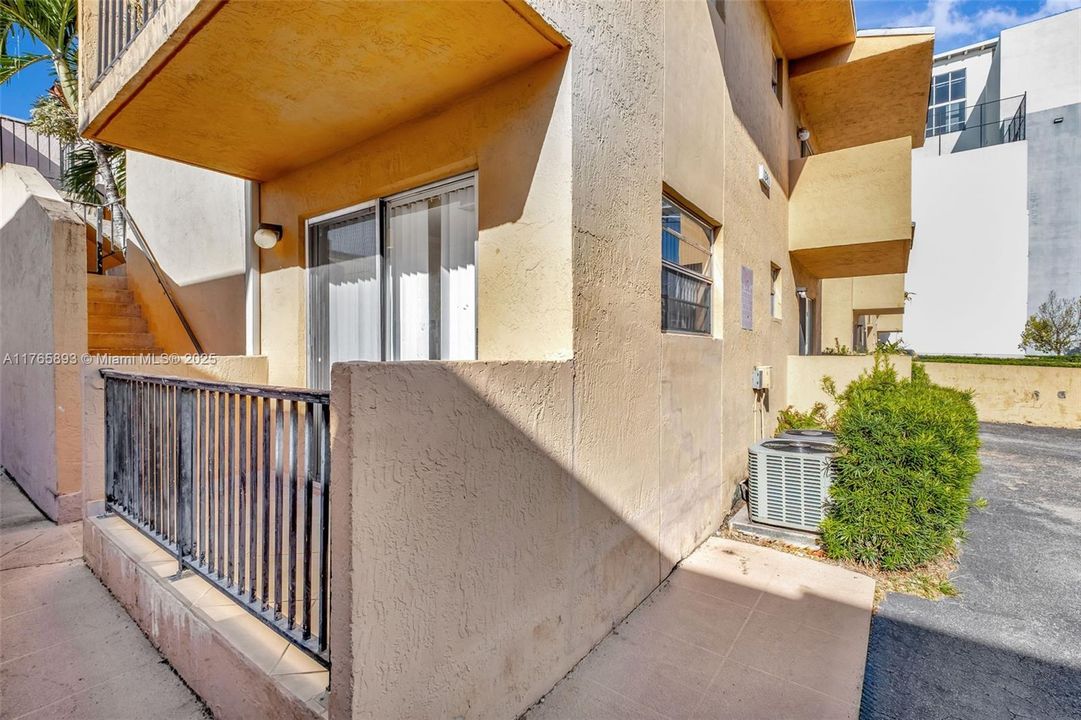 Recently Sold: $189,900 (2 beds, 1 baths, 660 Square Feet)