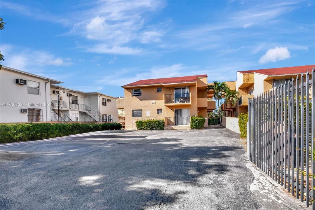 Recently Sold: $189,900 (2 beds, 1 baths, 660 Square Feet)