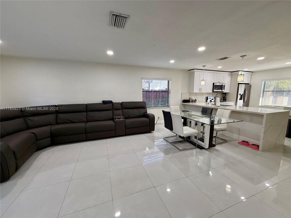 最近售出: $415,000 (3 贝兹, 2 浴室, 1332 平方英尺)