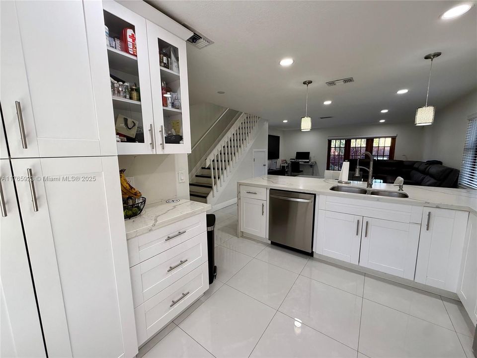 最近售出: $415,000 (3 贝兹, 2 浴室, 1332 平方英尺)