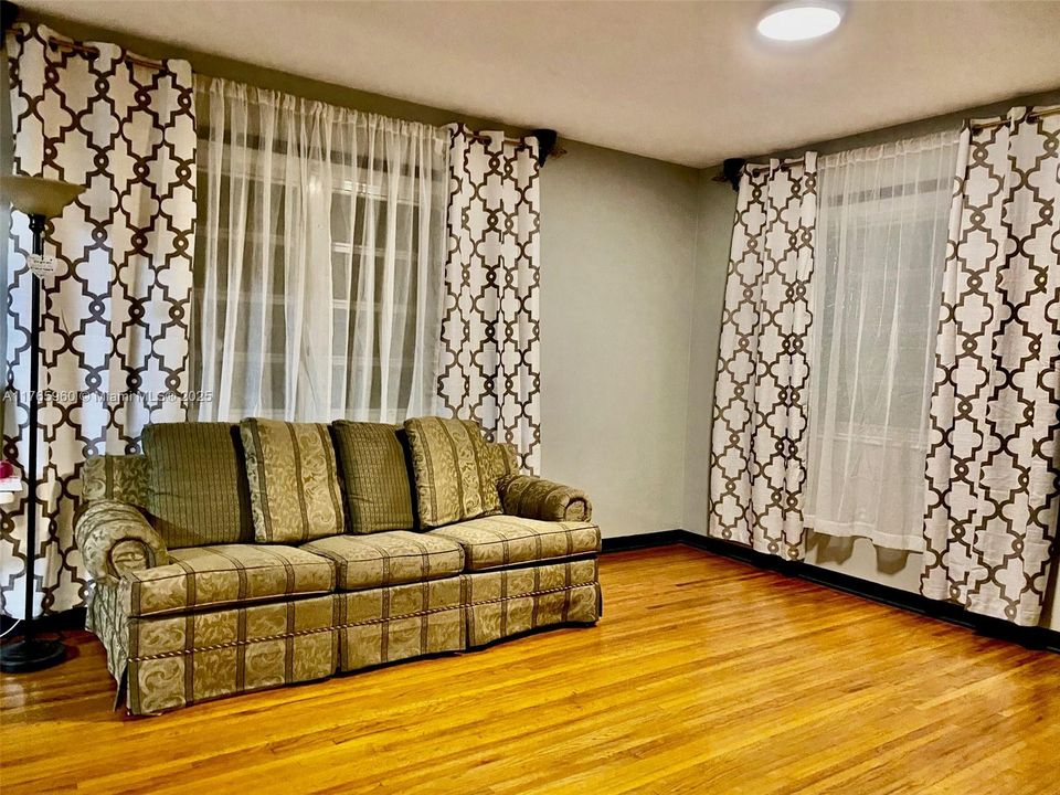 Vendido Recientemente: $997,000 (2 camas, 1 baños, 1352 Pies cuadrados)