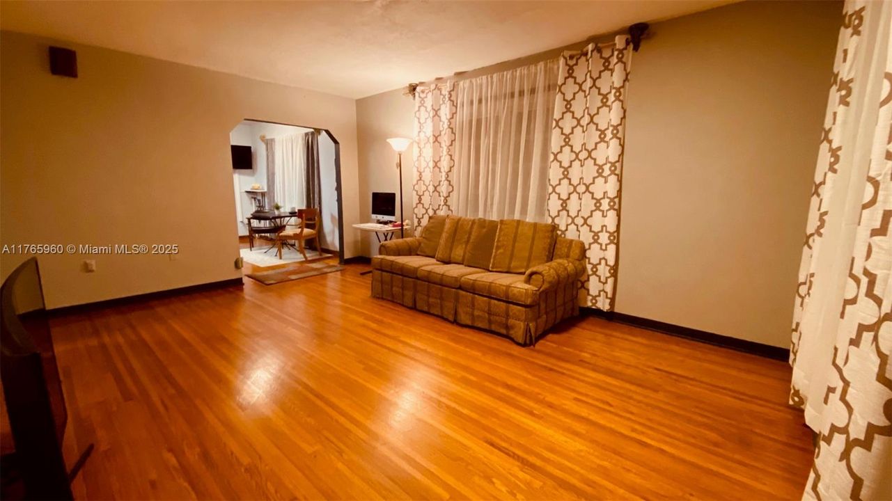 Vendido Recientemente: $997,000 (2 camas, 1 baños, 1352 Pies cuadrados)